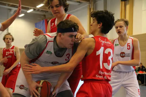 Adam får en "hyfsat omild" behandling av Djursholm (mars 2018)