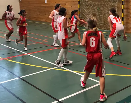 Enorm längdskillnad mot Duvbos "fyrtorn" (F09) - men våra supertjejer kämpade ner dem ändå! 