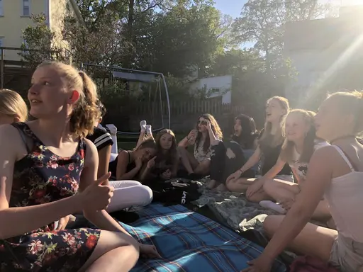 19/5-2018: Fantastiska 04orna överraskade Amelie o Elin med en supermysig picknick hos T där ALLA var med. Plus att de fick lite presenter också. Otroligt mysig kväll!