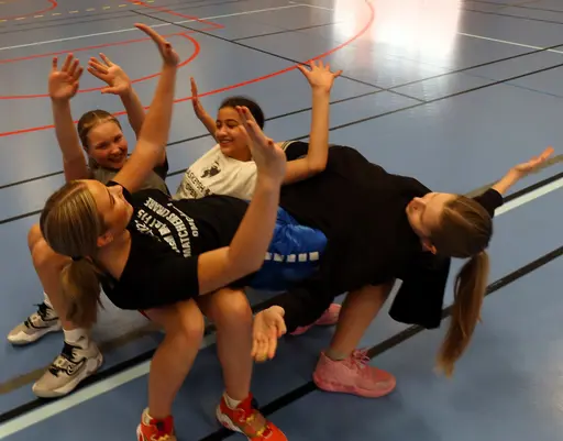 Teambuildingsövningar, Amerikansk fotboll o brännboll samt fika hör oxå till traditionen efter cupsegrar!