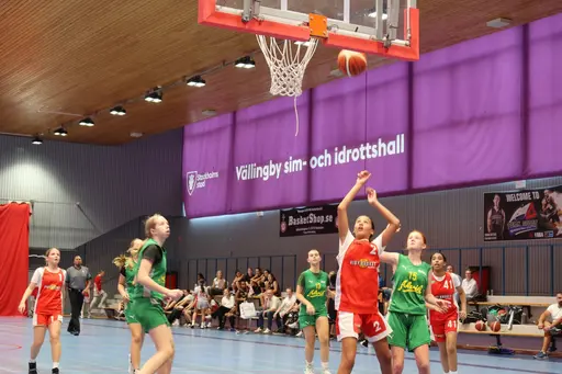 Röda laget - Silvertjejerna - in action i Vällingbyhallen mot Alvik och Duvbo