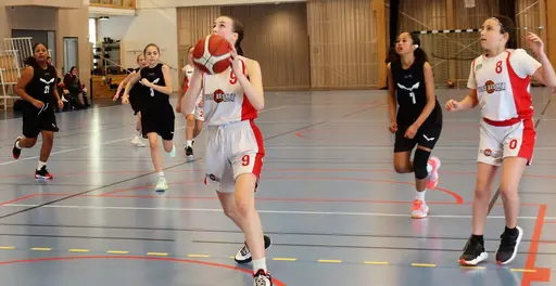 Supertjejerna i Vita laget vinner en jämn fight mot Frysen