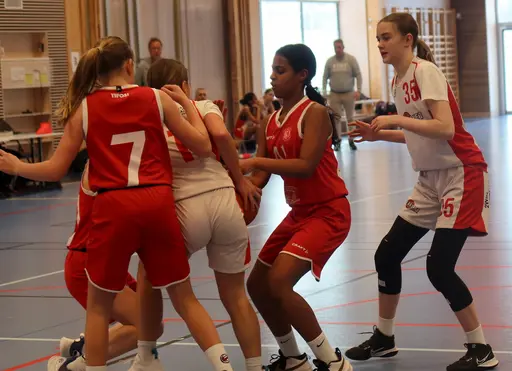 Basket handlar om att kämpa om bollen 😁