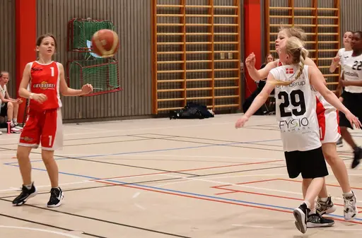 Perfekta passningar! Freja->Nevena, Engla->Elin, Nevena->Emma, Olivia->Lisa