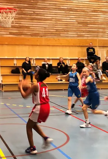 Supertjejerna mot Alvik o Spånga