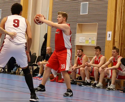 Herrarna har lite oflyt i Edsbergshallen