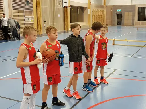 William skjuter och Douglas gör en layup
