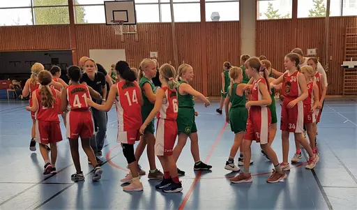Intensivt för supertjejerna i Sollentuna Sporthall mot Alvik! (foto: Magdalena Olofsson)