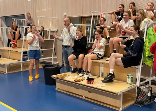 2 timmar med Individpresentationer, Bollbehandling, Diamond, Spel och Stress samt fika med frågesport - en härlig samträning med Alviks tjejer!