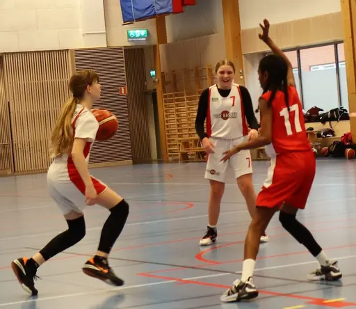 Supertjejerna avslutar gruppspelet med seger mot Blacke Röd