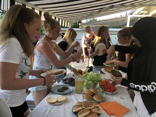 19/5-2018: Fantastiska 04orna överraskade Amelie o Elin med en supermysig picknick hos T där ALLA var med. Plus att de fick lite presenter också. Otroligt mysig kväll!