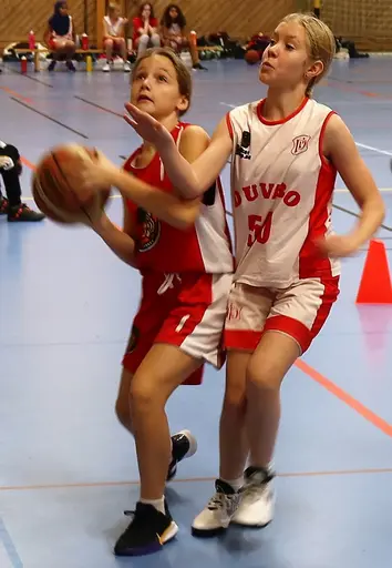 Supertjejerna stormar fram och gör mål mot Duvbo i Rissnehallen