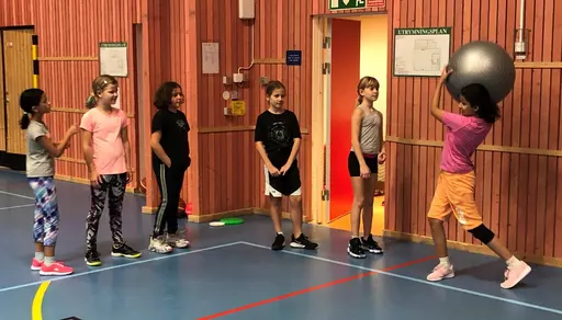 Ingen Telgecup tyvärr på Höstlovet - men supertjejerna hade lite kul ändå med längdkastning av olika "boll"typer!