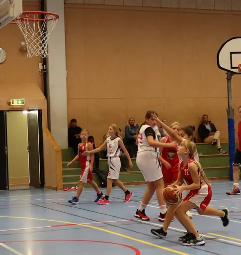 Freja skjuter över en Täbyspelare