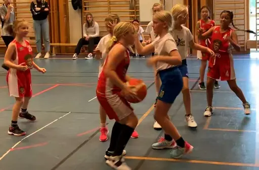 Lagbild, peppning, uppvärmning, matcher och sist sång för de nya! (Foto: Jeanette Ahlström)