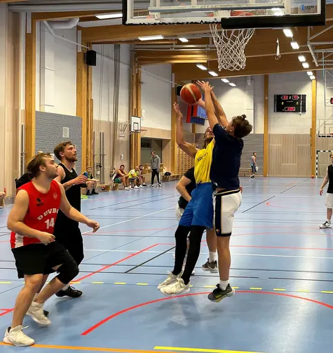 Full fart och väldigt rolig basket i Edsbergshallen!