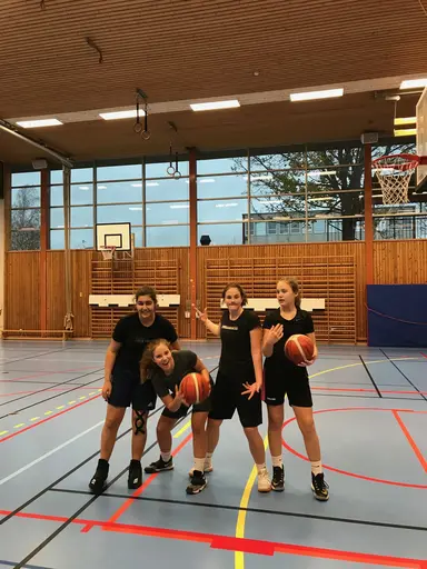 1/11-2018: Under veckan har ett glatt gäng hängt i hallen och taggat upp inför Telge. Morgonträningar med Marco och Elliot samt kvällsträningar som vanligt, ett riktigt härligt lov med massa basket!