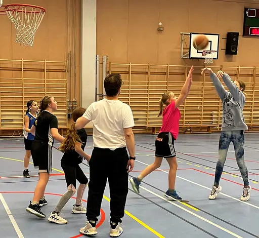 Supertjejerna fick celebert besök i form av gästtränare Charlie - bara nya roliga övningar - mycket uppskattat!