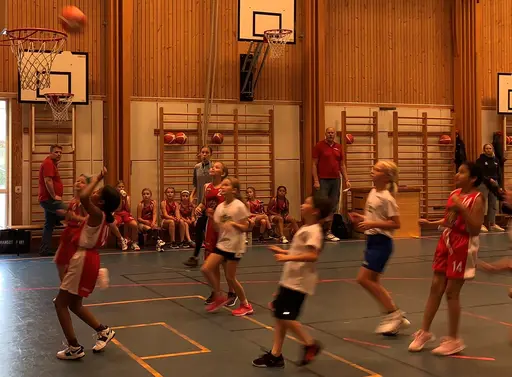Lagbild, peppning, uppvärmning, matcher och sist sång för de nya! (Foto: Jeanette Ahlström)