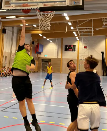 Full fart och väldigt rolig basket i Edsbergshallen!