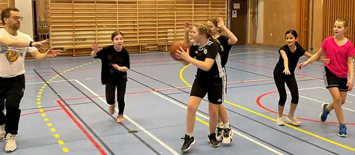 Supertjejerna fick celebert besök i form av gästtränare Charlie - bara nya roliga övningar - mycket uppskattat!