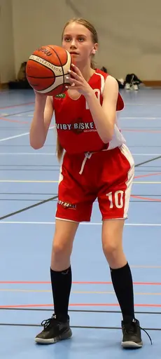 Elin, Emma, Engla, Freja, Nike och Siri skjuter straffar