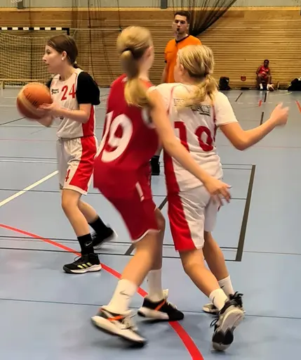 Vita laget - Guldtjejerna - in action mot Duvbo i finalen i Sigtuna i semin!