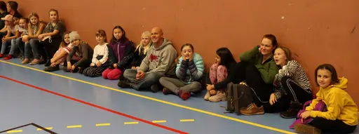 14 supertjejer kikar på "stortjejerna" FU17 som slog Fryshuset, prat med damlagstränare Janice, Pizza o filmkväll (stort TACK till Jonnas familj som var värdar)
