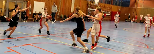 Supertjejerna besegrar Frysen, trots 3 spelare utfoulade sista minuterna...