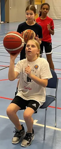 Skott från stol, med kon, Beat-the-pro och mycket mer! Fika som avslutning 😋