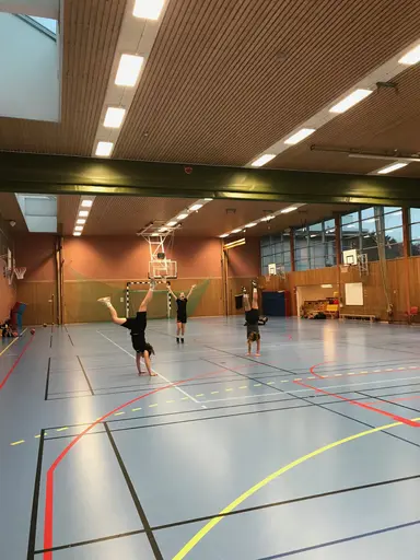 1/11-2018: Under veckan har ett glatt gäng hängt i hallen och taggat upp inför Telge. Morgonträningar med Marco och Elliot samt kvällsträningar som vanligt, ett riktigt härligt lov med massa basket!