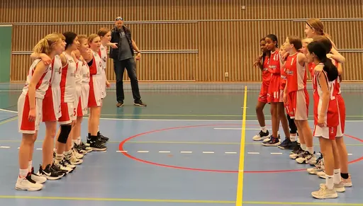 Lagen tackar varandra efter finalen, touch bucklan, F10 + P10 som båda vann guld! Publiken hyllar P10 (som vann en jämn final med 2p)