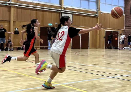 Vita laget - Guldtjejerna - in action mot Duvbo i finalen i Sigtuna i semin!