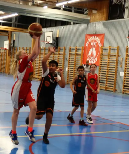 Supertjejerna levererar propagandabasket mot FUBBs P10-grabbar