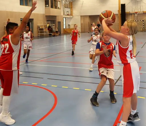 Supertjejerna besegrade Vibys P10 i första matchen för säsongen