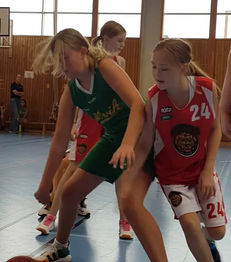 Intensivt för supertjejerna i Sollentuna Sporthall mot Alvik! (foto: Magdalena Olofsson)