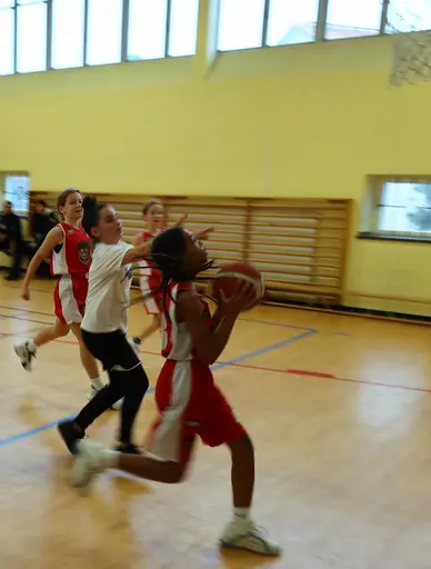 5 snabba supertjejer och 1 nöjd coach i Vasalundshallen mot Spånga o Akropol.