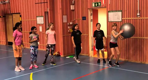 Ingen Telgecup tyvärr på Höstlovet - men supertjejerna hade lite kul ändå med längdkastning av olika "boll"typer!