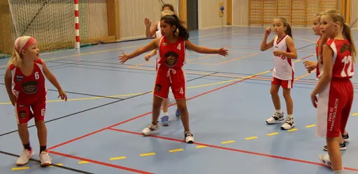 F10-tjejerna mot Duvbo (klicka för större)