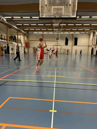 Röda laget efter segern mot Duvbo, Vita mot Central och en del bilder från Täbymatchen