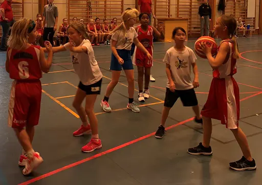 Lagbild, peppning, uppvärmning, matcher och sist sång för de nya! (Foto: Jeanette Ahlström)