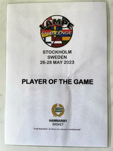 Mr Lampe himself delar ut klassens MVP till Hasti (F10 Open) och till Emma (F09 Open). MVP-priset. Player of the Game, Guldmedalj och Guldpokal (1 av 2 😎)