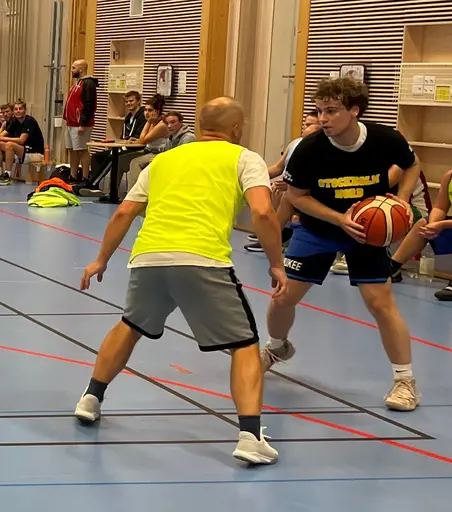 Premiär i Edsbergshallen för vårt Herr2-lag: Albin, Calle D, Elliot, Gabriel, Lukas, Magnus, Nicklas, Oskar o Samuel