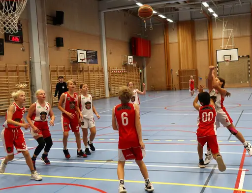 Batalj i Rotebro gamla - tjejerna stänkte i massor med poäng!