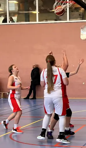 Vita laget avslutar grundserien med att slå Duvbo!