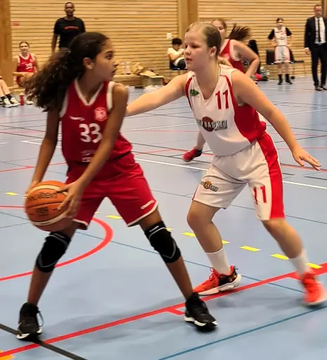 Vita laget - Guldtjejerna - in action mot Duvbo i finalen i Sigtuna i semin!