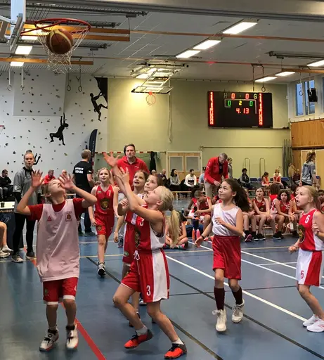 Supertjejerna i full fart!