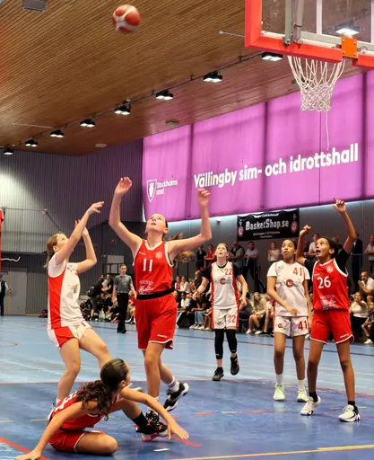 Röda laget - Silvertjejerna - in action i Vällingbyhallen mot Alvik och Duvbo