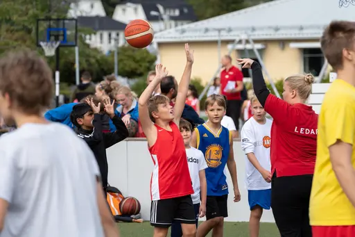 Massor med basket o aktiviteter (Fotograf: Anders Tillgren)