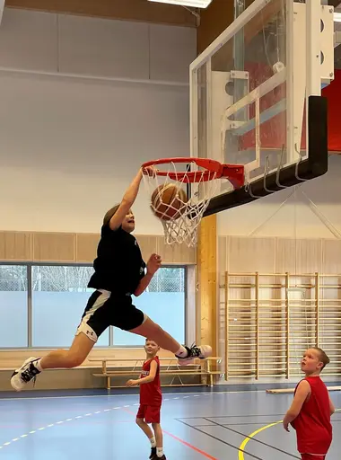Sportlovsträningar tillsammans med P10: stress, fight, dunkträning, frisbee, baseball och mycket annat under en rolig vecka